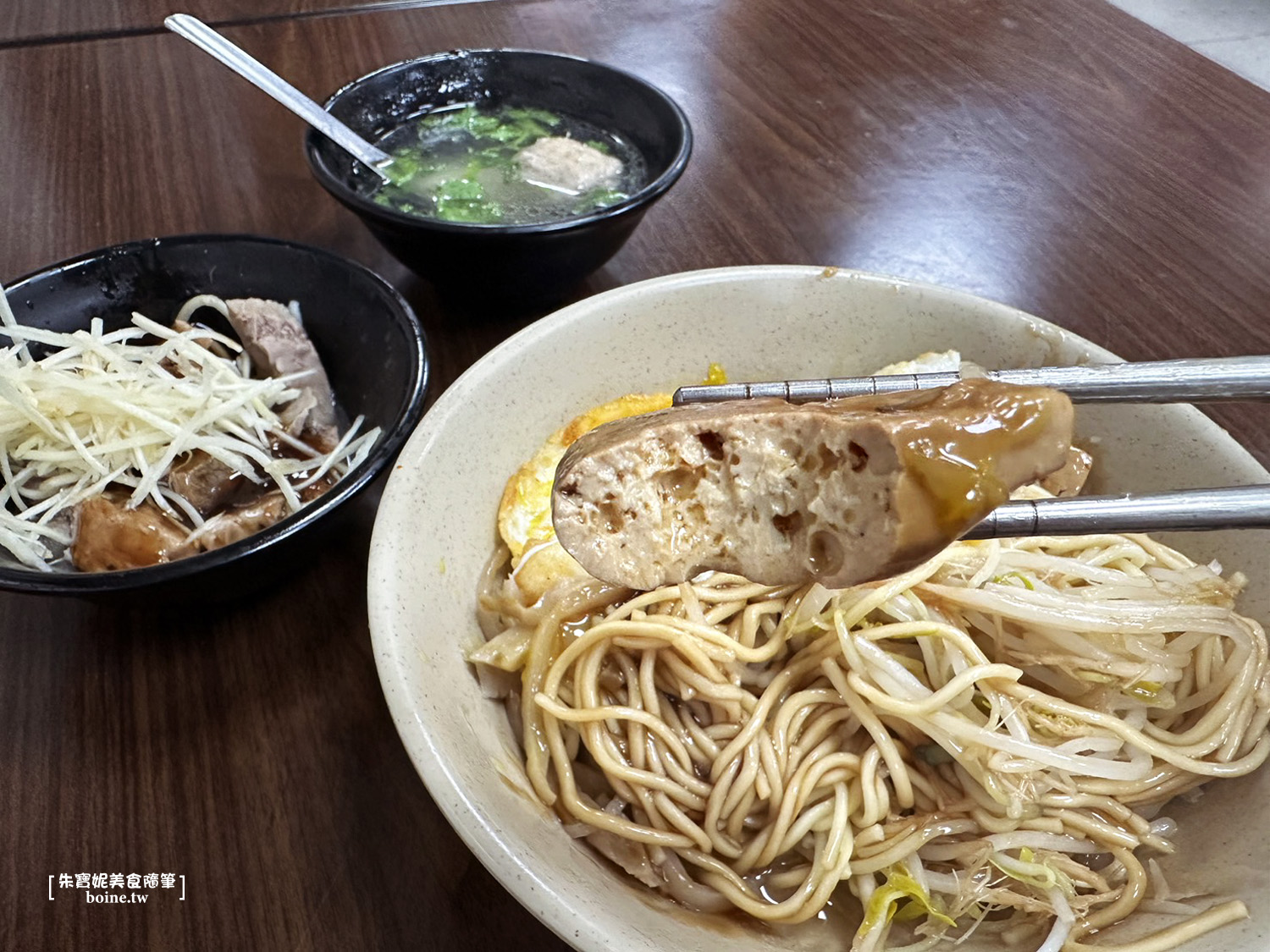 【萬華美食】阿伯蛋包麵・凌晨三點半營業台式早餐，環南市場小吃推薦 @朱寶妮美食隨筆