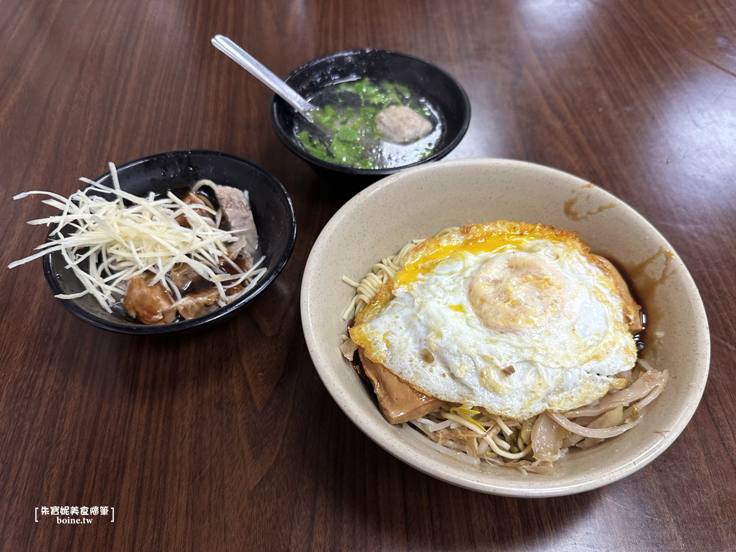 【萬華美食】阿伯蛋包麵・凌晨三點半營業台式早餐，環南市場小吃推薦 @朱寶妮美食隨筆