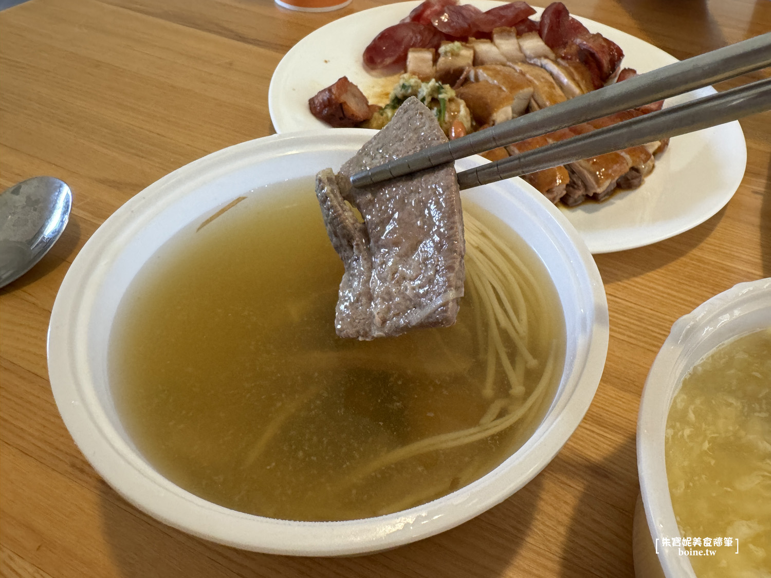 【高雄美食】香港發財燒臘創始店・河堤社區人氣餐館推薦 @朱寶妮美食隨筆