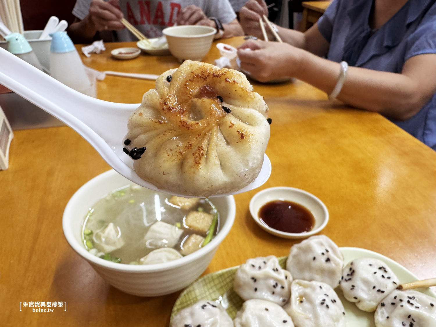 【高雄美食】上海生煎湯包・金黃酥脆爆漿湯包・熱河商圈排隊美食(菜單) @朱寶妮美食隨筆