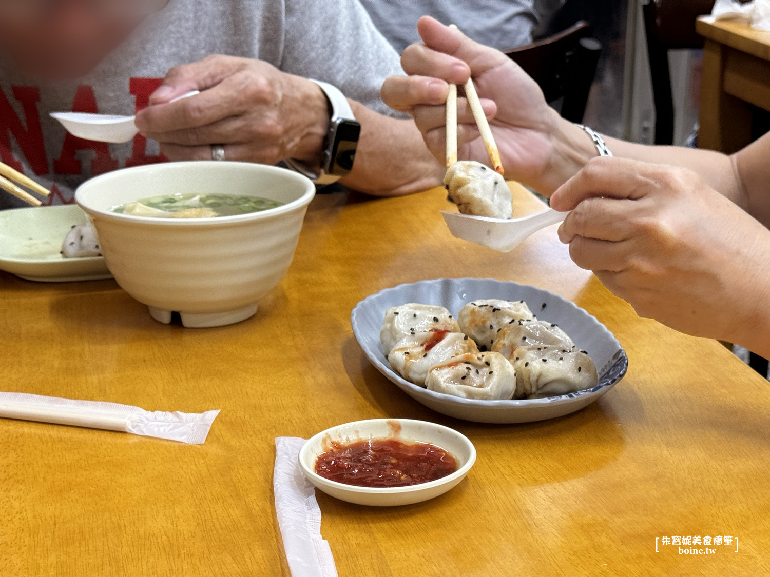 【高雄美食】上海生煎湯包・金黃酥脆爆漿湯包・熱河商圈排隊美食(菜單) @朱寶妮美食隨筆