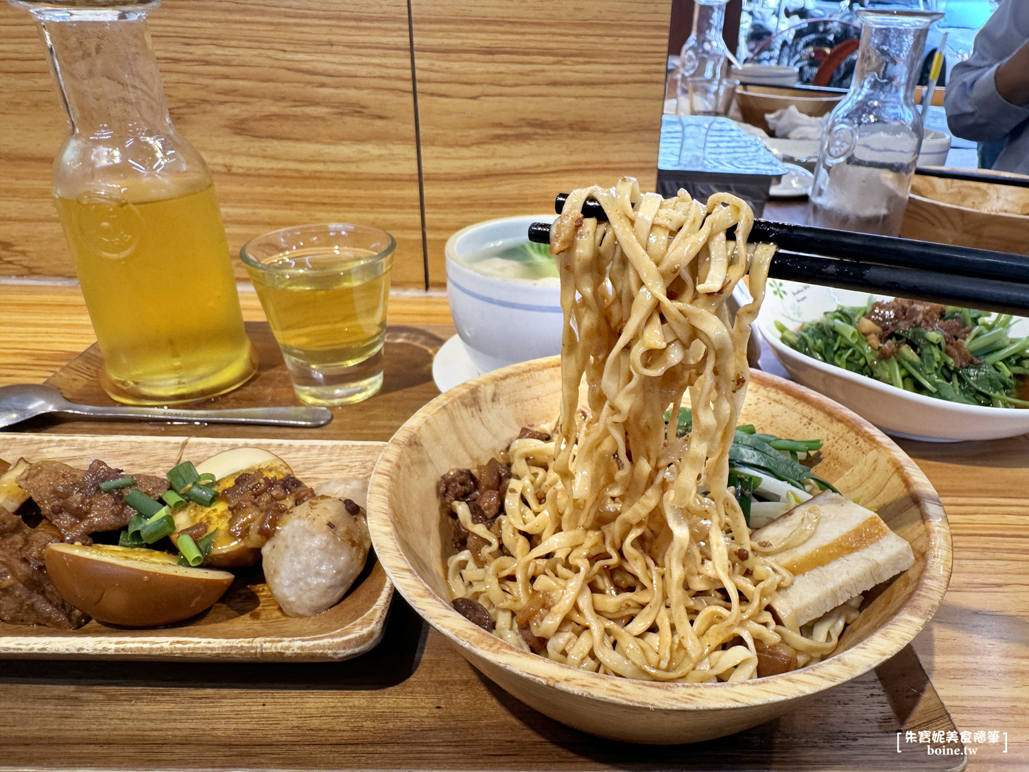 【龍華市場】王煮麵．用餐環境舒適．高雄小吃推薦(菜單) @朱寶妮美食隨筆