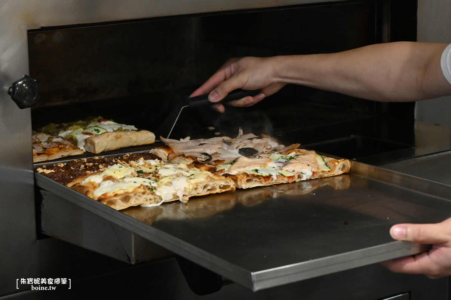 ｜高雄美食｜羅馬披薩Rom’antica Pizza．滿版餡料超過癮．凹子底聚餐推薦(菜單) @朱寶妮美食隨筆