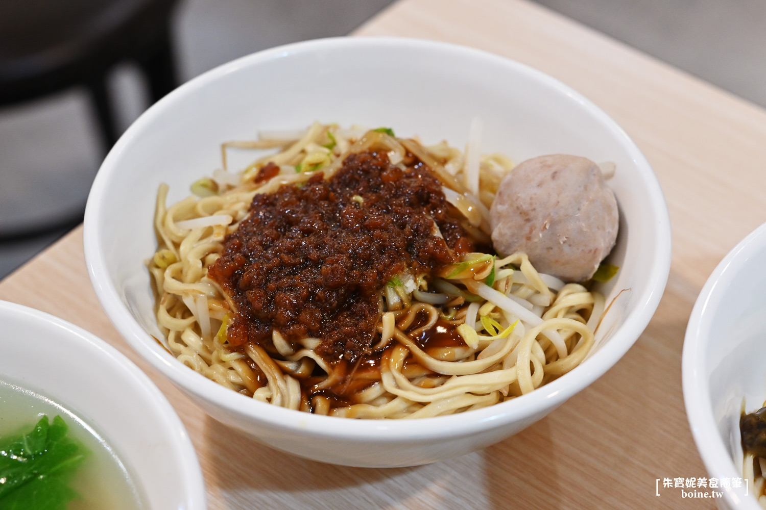 |東區美食|紅燈榮擔仔麵忠孝店.巷口飄香皮蛋麵.古早味推薦必吃(菜單) @朱寶妮美食隨筆 |東區美食|紅燈榮擔仔麵忠孝店.巷口飄香皮蛋麵.古早味推薦必吃(菜單) @朱寶妮美食隨筆