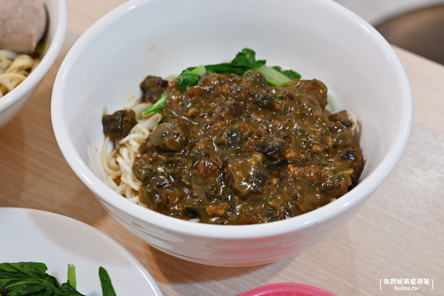 |東區美食|紅燈榮擔仔麵忠孝店.巷口飄香皮蛋麵.古早味推薦必吃(菜單) @朱寶妮美食隨筆 |東區美食|紅燈榮擔仔麵忠孝店.巷口飄香皮蛋麵.古早味推薦必吃(菜單) @朱寶妮美食隨筆