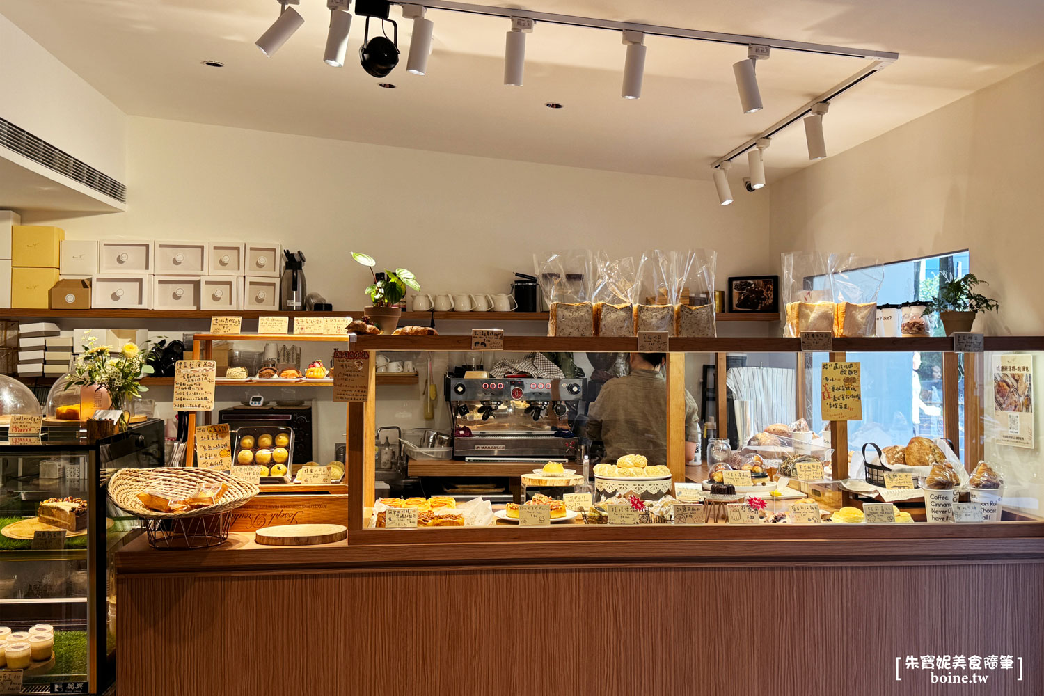 松山美食｜Miss V Bakery Café敦北店回歸！純白空間＋人氣早午餐更療癒 @朱寶妮美食隨筆