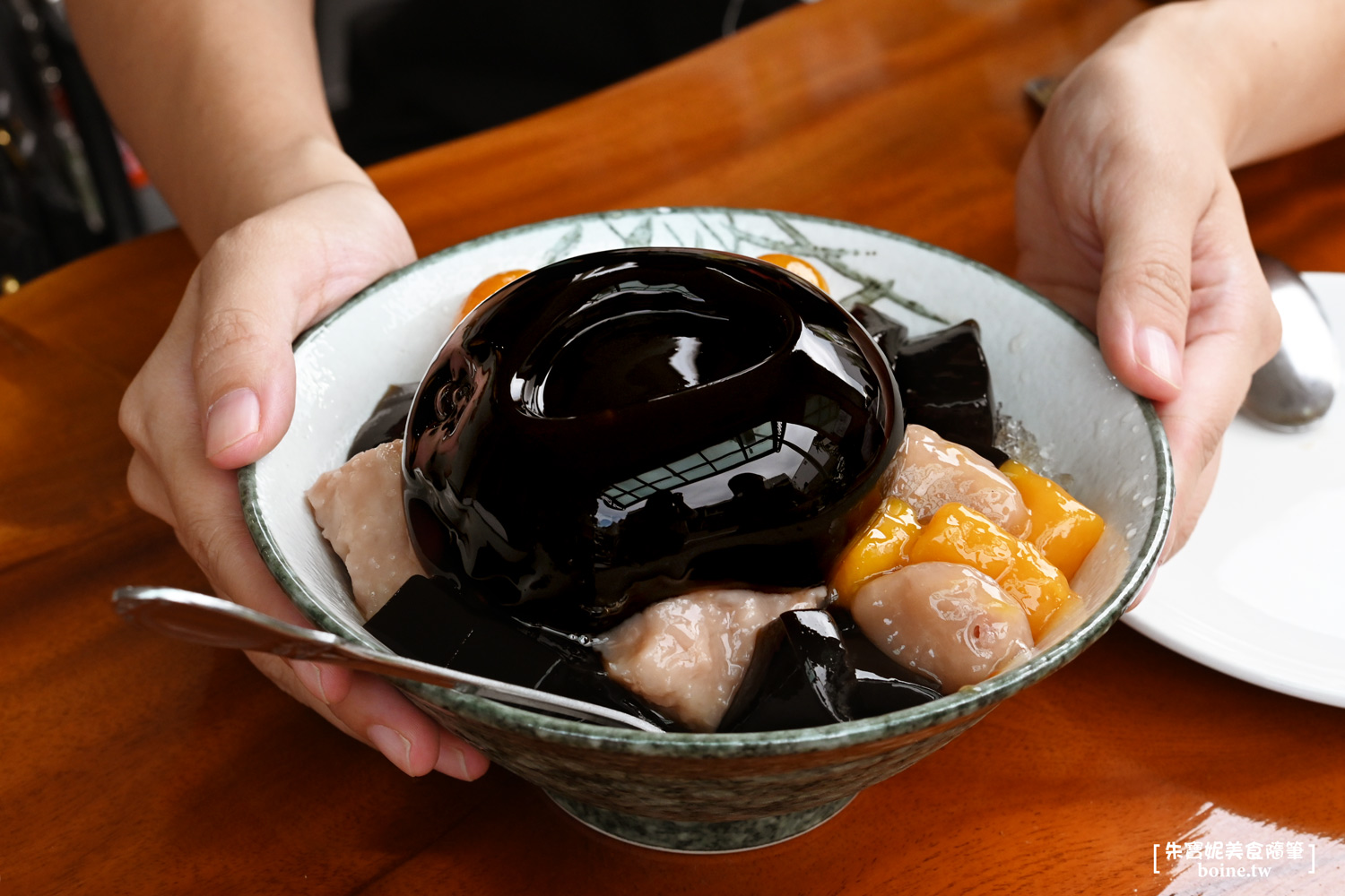 仙草爸｜仙草專賣店．必吃蜜金棗！在地人最愛的冰品甜點．宜蘭美食推薦 @朱寶妮美食隨筆