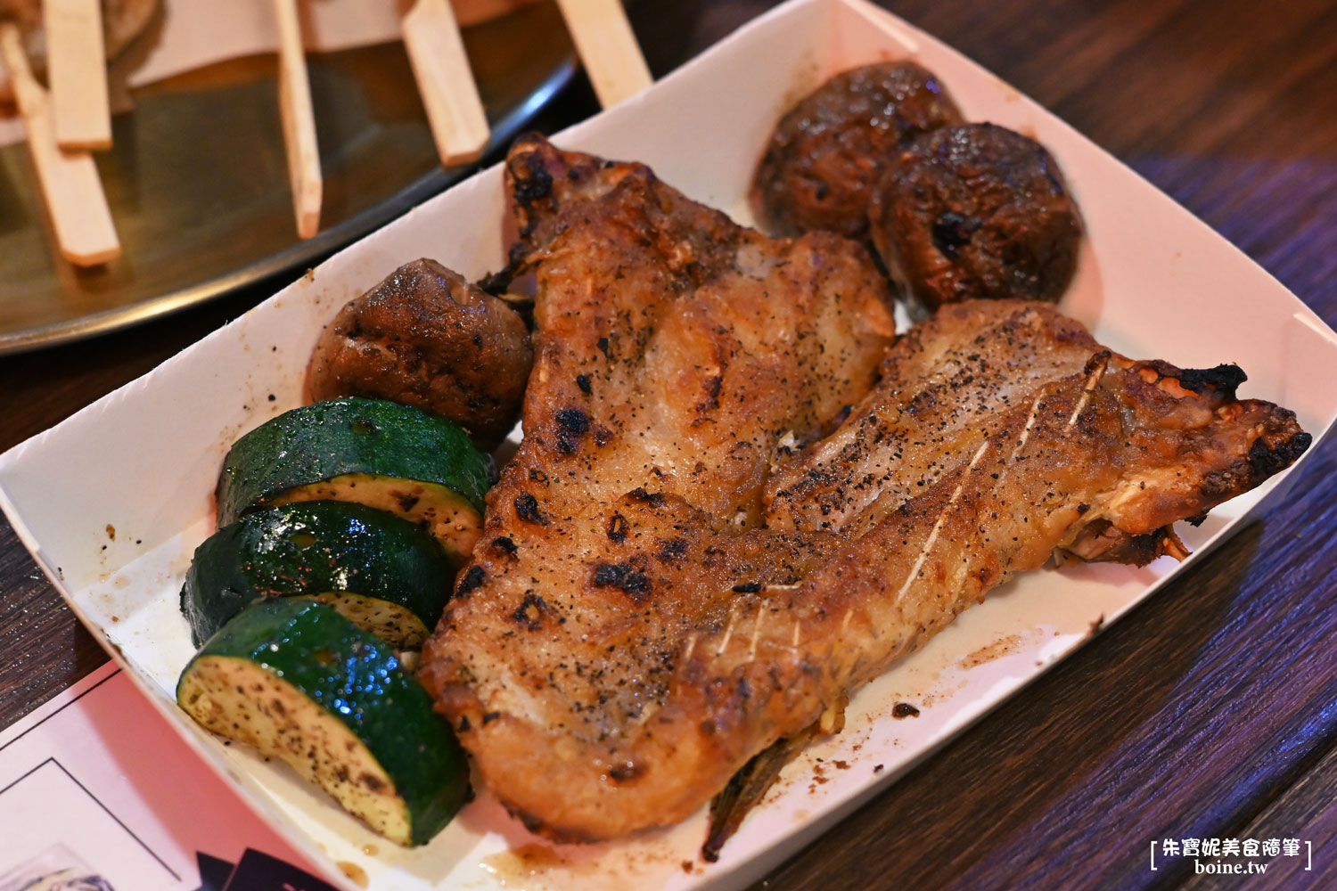 市政府站美食|焦糖楓串燒.漢方灑粉x無煙烤法.台北燒烤推薦(菜單) @朱寶妮美食隨筆 市政府站美食|焦糖楓串燒.漢方灑粉x無煙烤法.台北燒烤推薦(菜單) @朱寶妮美食隨筆