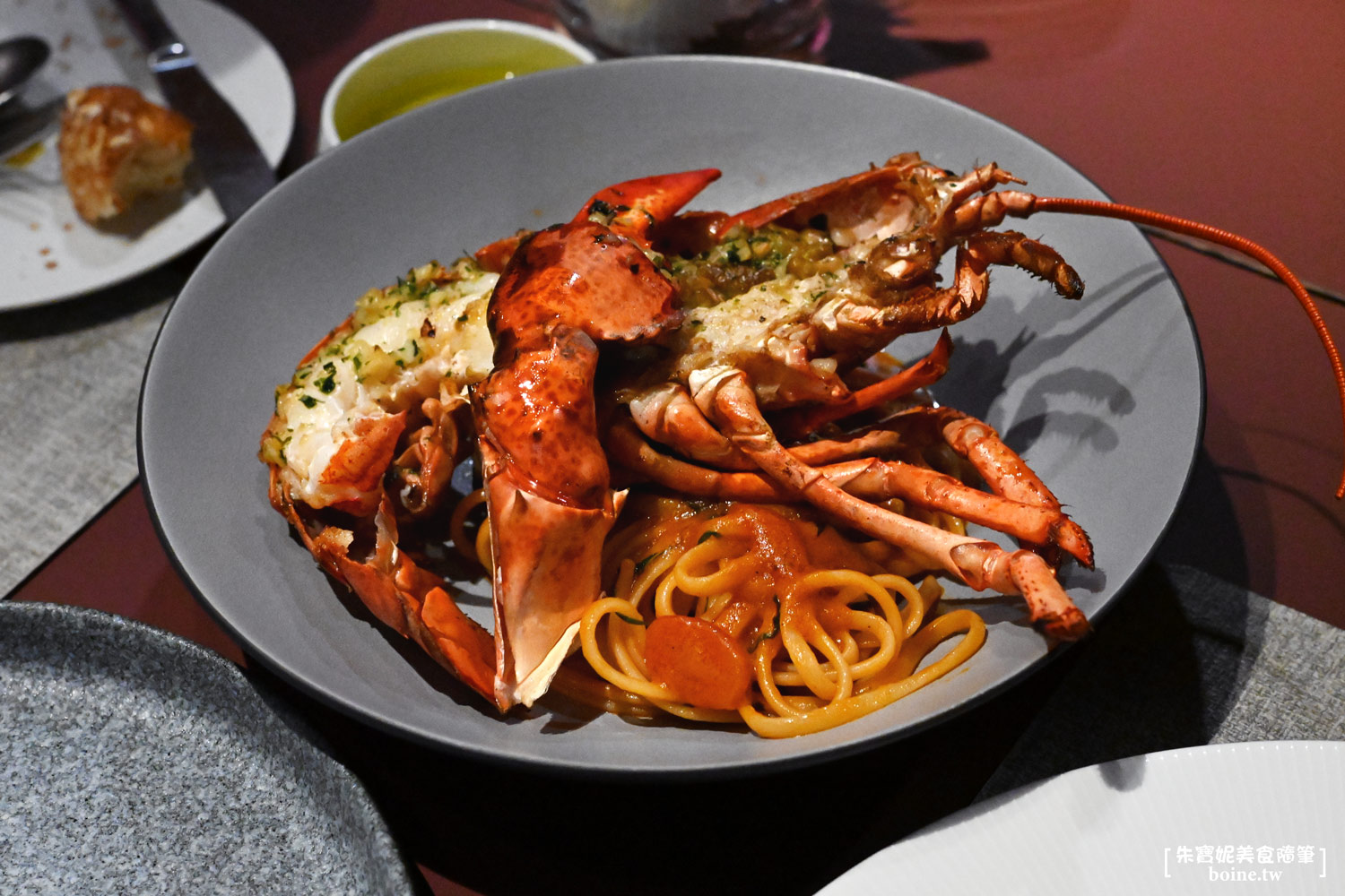 大巨蛋美食｜你家樓下．黑粉系質感餐酒館．現刨松露太浮誇！台北聚餐推薦 @朱寶妮美食隨筆