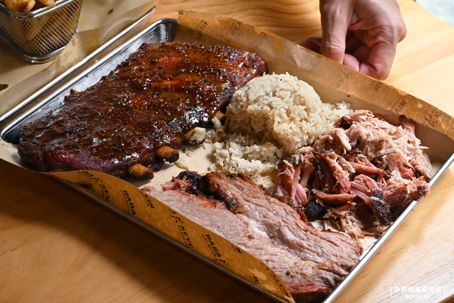 小巨蛋站美食｜爸爸Kevin美式BBQ．原木煙燻慢烤豬肋排．台北美式料理推薦(菜單) @朱寶妮美食隨筆