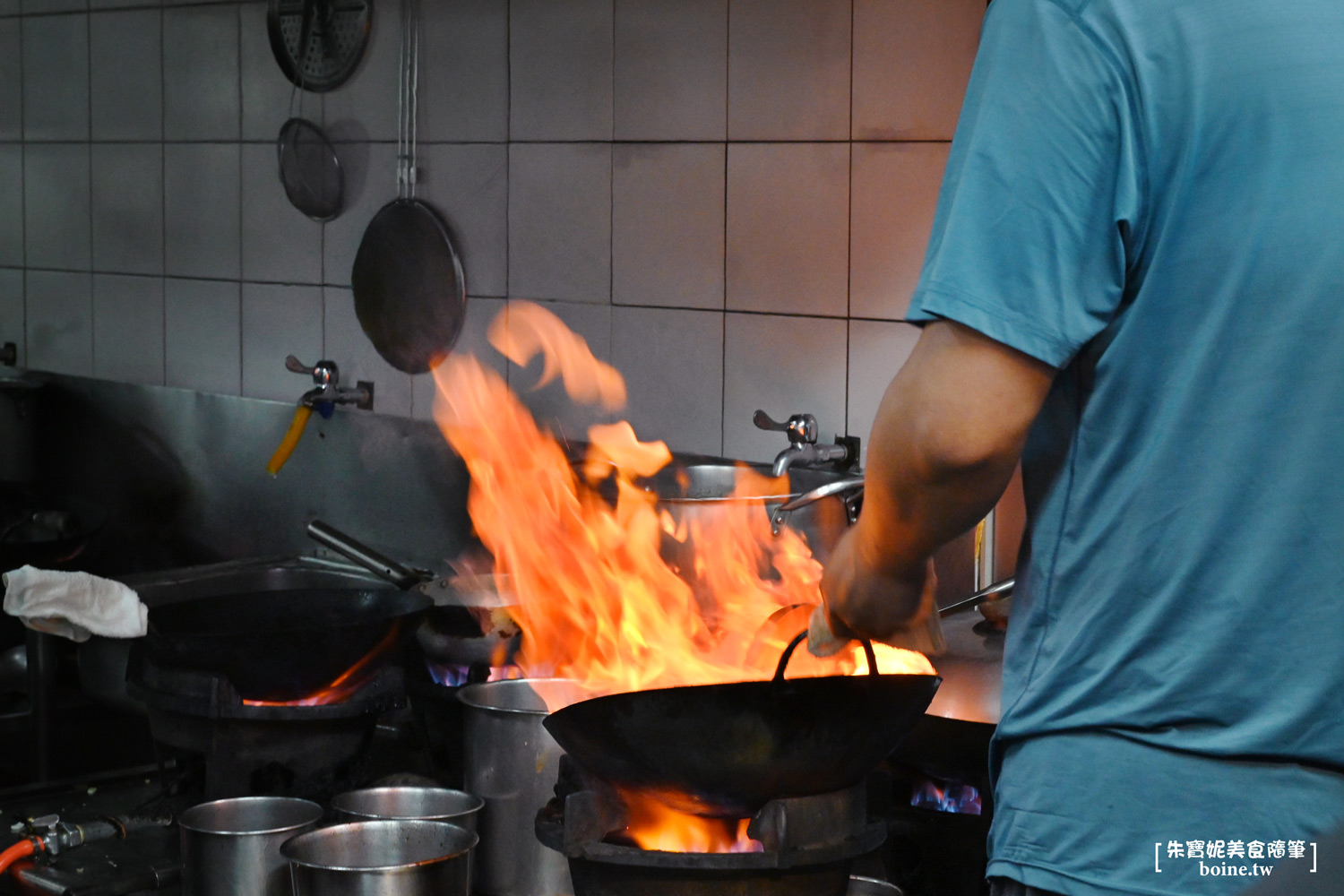 吳師大眾飯店｜走進華燈初上條通氛圍的台式熱炒老店．中山站美食推薦(菜單) @朱寶妮美食隨筆