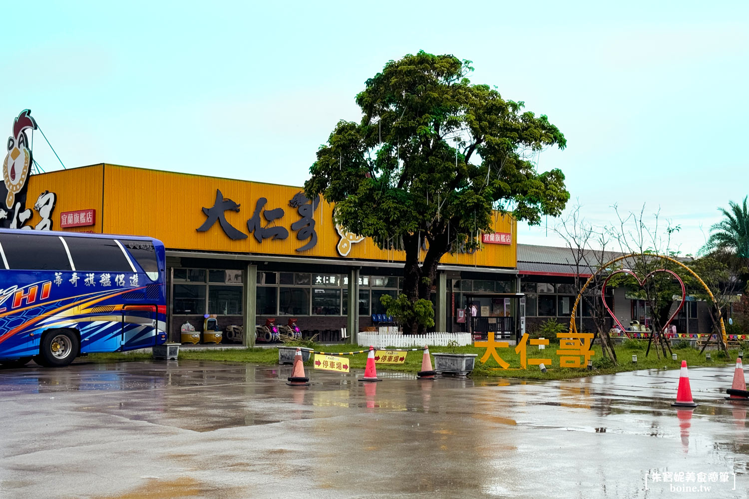 宜蘭美食｜大仁哥蔗香脆皮桶仔雞．從攤車爆紅到千坪旗艦店，蔗香酥皮太銷魂 @朱寶妮美食隨筆