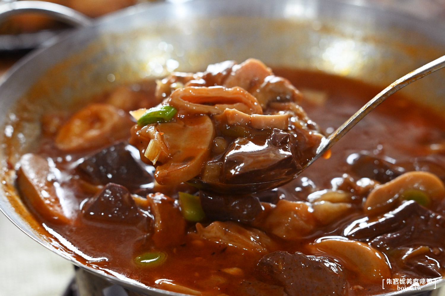 宜蘭美食｜大仁哥蔗香脆皮桶仔雞．從攤車爆紅到千坪旗艦店，蔗香酥皮太銷魂 @朱寶妮美食隨筆