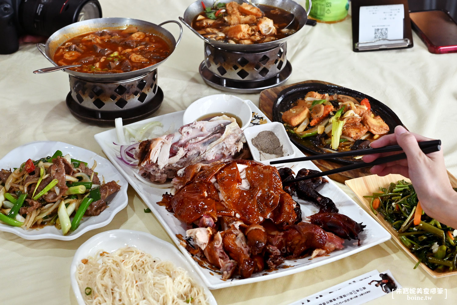 宜蘭美食｜大仁哥蔗香脆皮桶仔雞．從攤車爆紅到千坪旗艦店，蔗香酥皮太銷魂 @朱寶妮美食隨筆