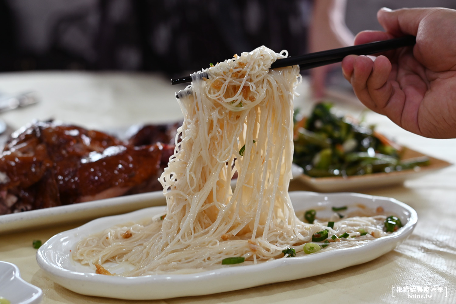宜蘭美食｜大仁哥蔗香脆皮桶仔雞．從攤車爆紅到千坪旗艦店，蔗香酥皮太銷魂 @朱寶妮美食隨筆