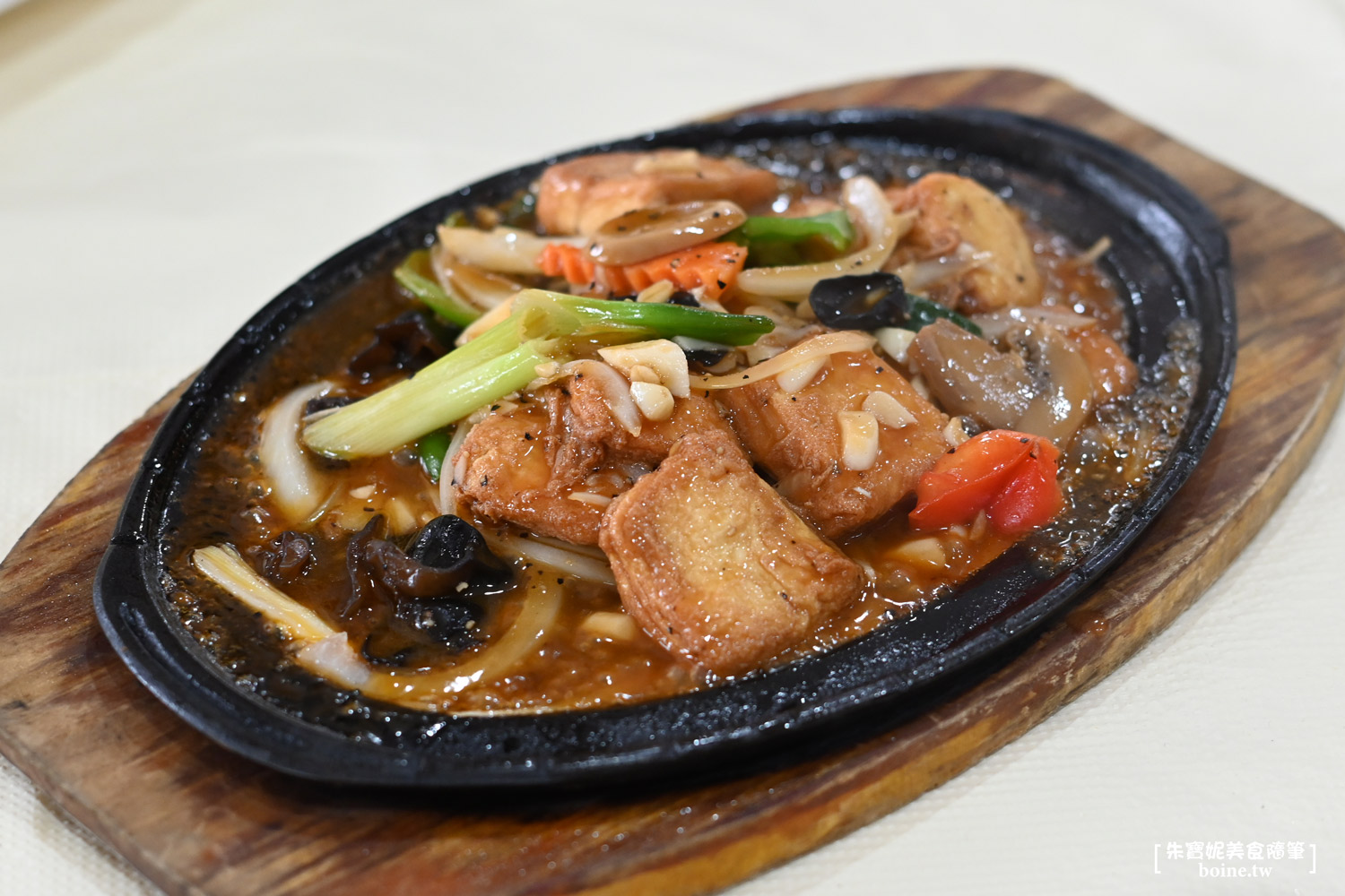 宜蘭美食｜大仁哥蔗香脆皮桶仔雞．從攤車爆紅到千坪旗艦店，蔗香酥皮太銷魂 @朱寶妮美食隨筆