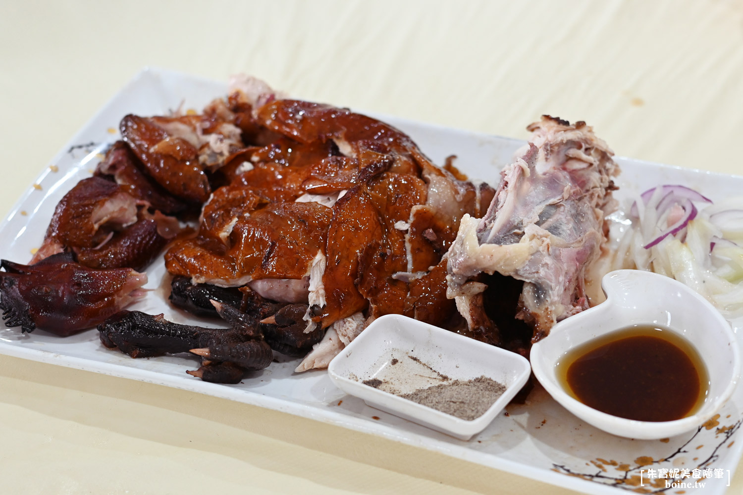 宜蘭美食｜大仁哥蔗香脆皮桶仔雞．從攤車爆紅到千坪旗艦店，蔗香酥皮太銷魂 @朱寶妮美食隨筆