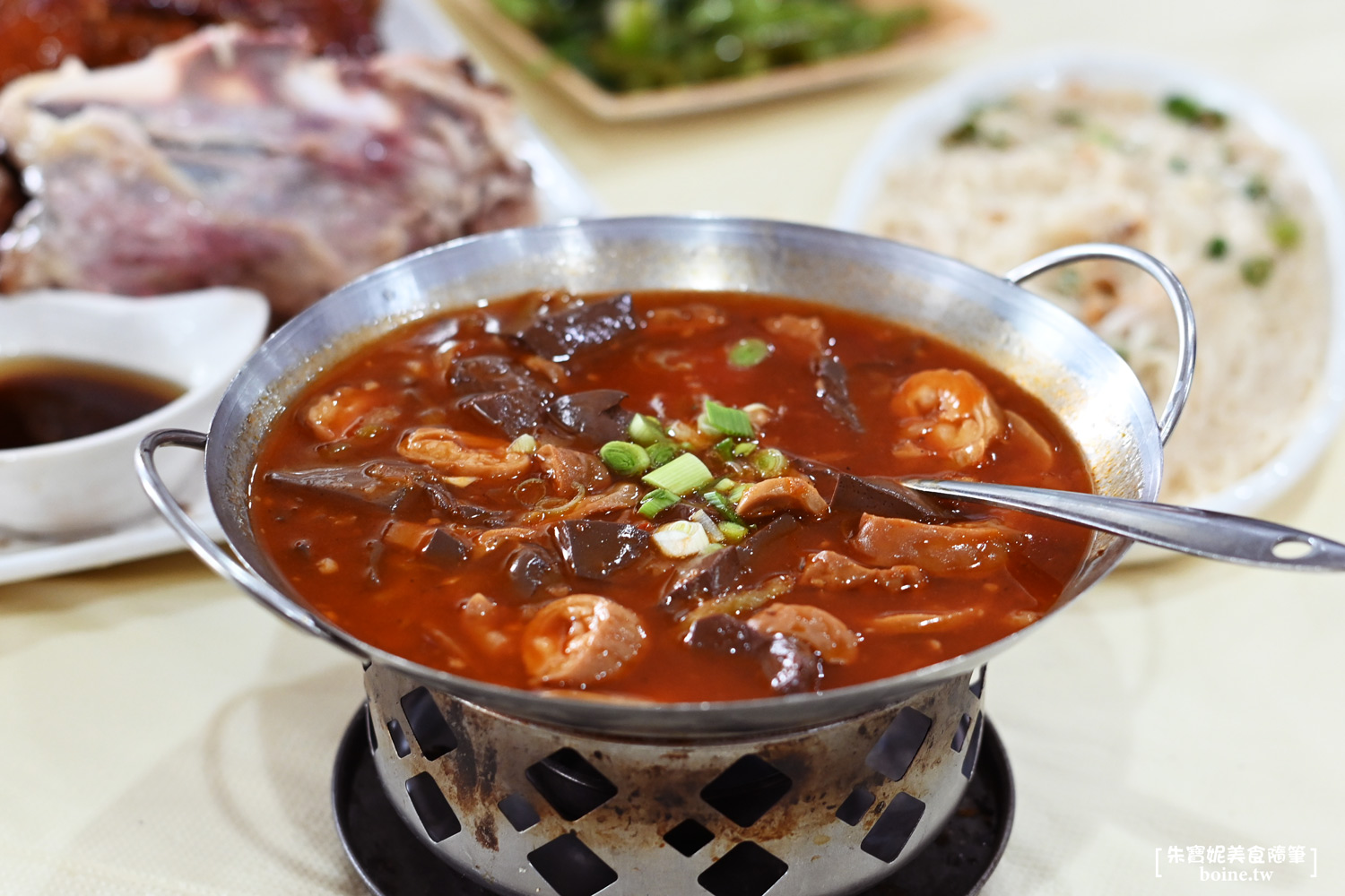 宜蘭美食｜大仁哥蔗香脆皮桶仔雞．從攤車爆紅到千坪旗艦店，蔗香酥皮太銷魂 @朱寶妮美食隨筆