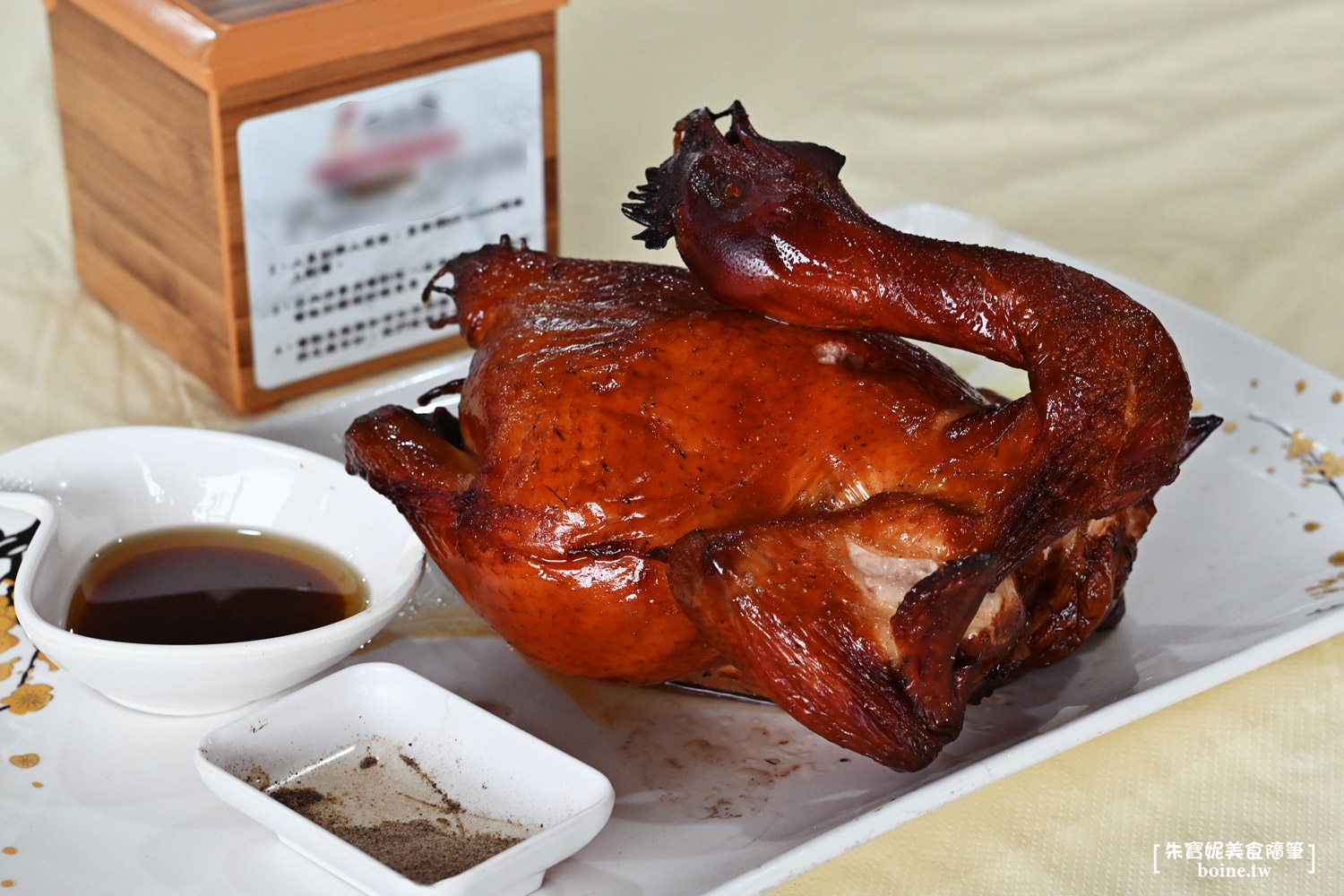 宜蘭美食｜大仁哥蔗香脆皮桶仔雞．從攤車爆紅到千坪旗艦店，蔗香酥皮太銷魂 @朱寶妮美食隨筆