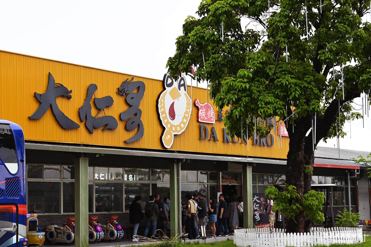 宜蘭美食｜大仁哥蔗香脆皮桶仔雞．從攤車爆紅到千坪旗艦店，蔗香酥皮太銷魂 @朱寶妮美食隨筆