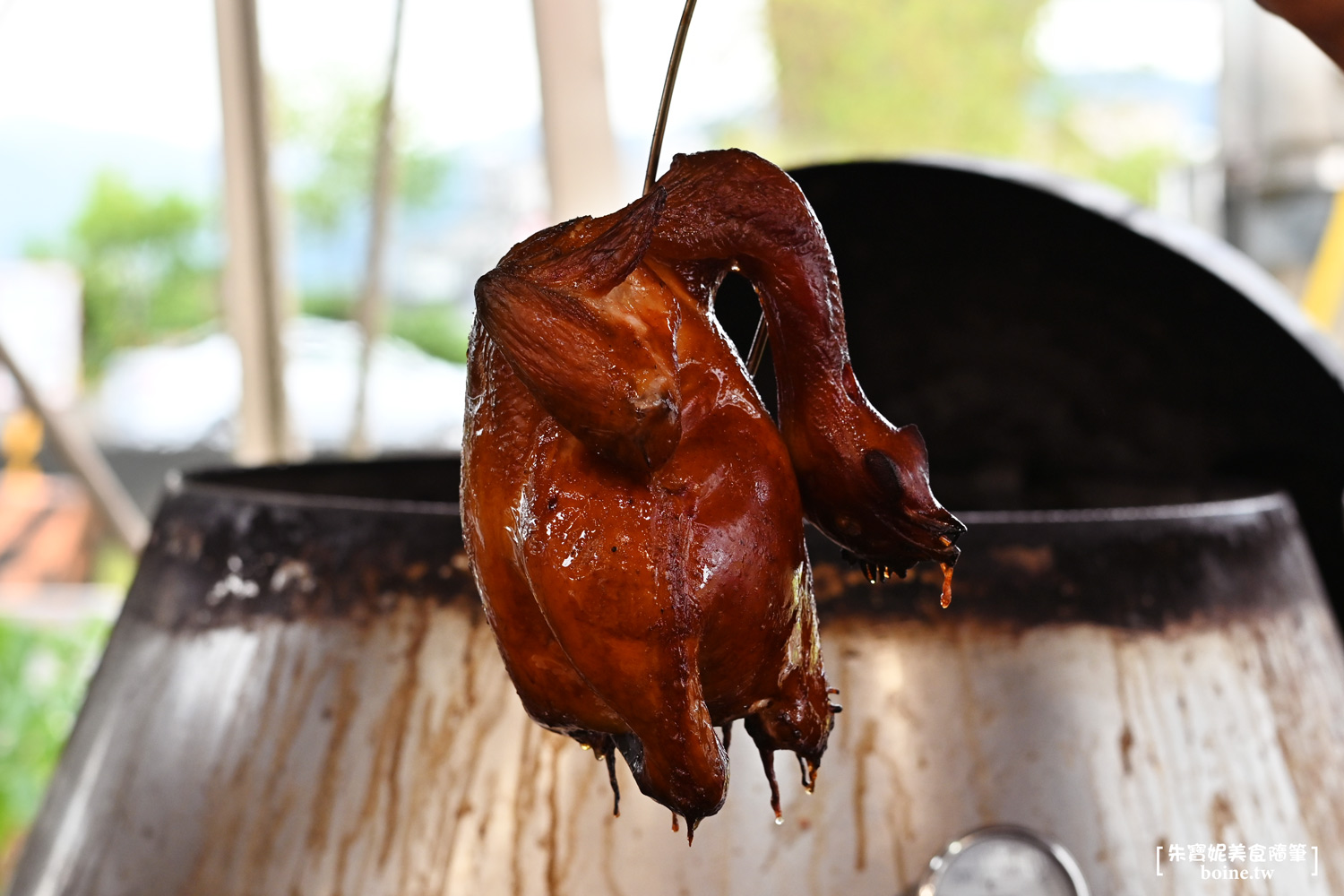 宜蘭美食｜大仁哥蔗香脆皮桶仔雞．從攤車爆紅到千坪旗艦店，蔗香酥皮太銷魂 @朱寶妮美食隨筆