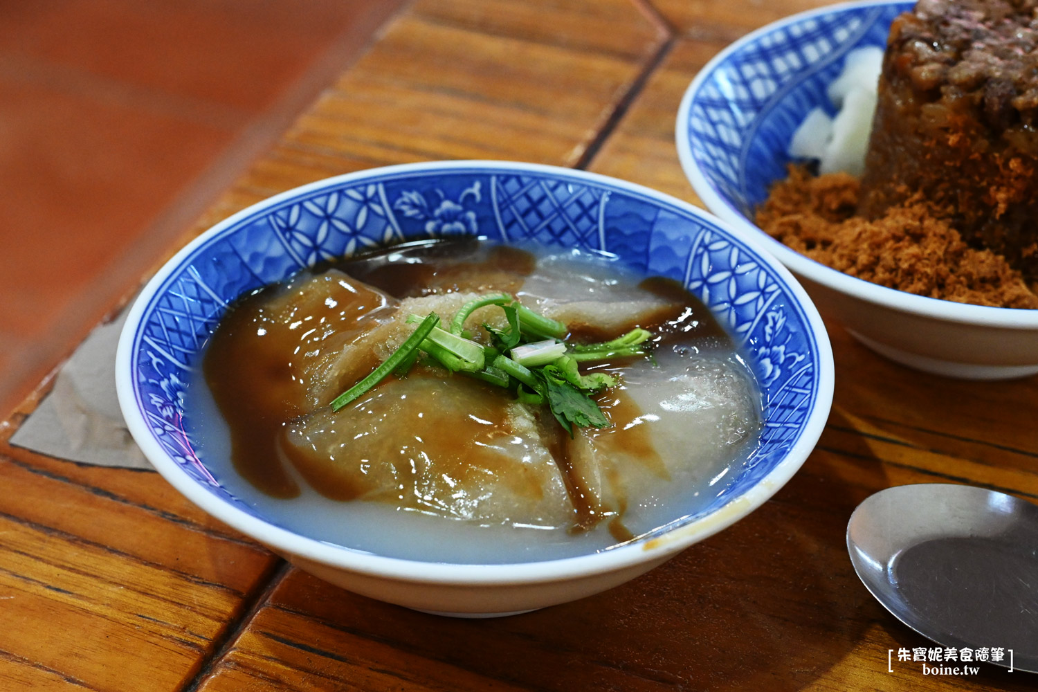 鳳邑麵線｜米糕肉圓四神湯通通有，高雄龍華市場週邊美食 @朱寶妮美食隨筆