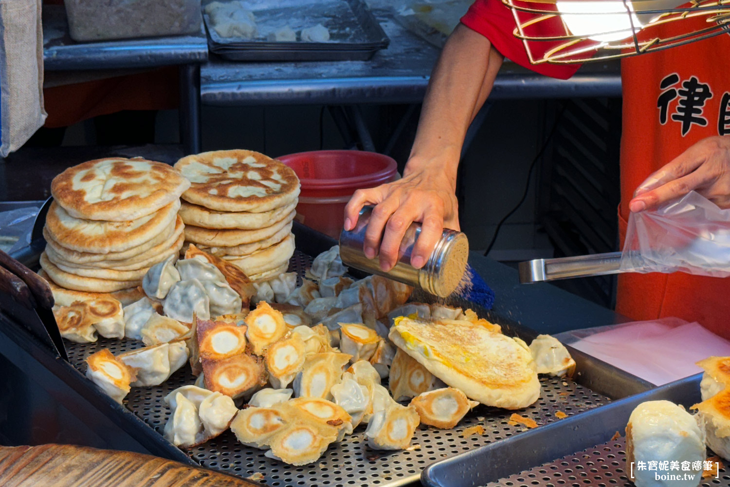 律師傅水煎包｜澄和市場必吃水煎包，高雄人氣排隊銅板美食 @朱寶妮美食隨筆