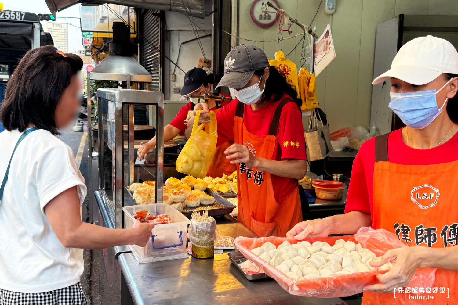 律師傅水煎包｜澄和市場必吃水煎包，高雄人氣排隊銅板美食 @朱寶妮美食隨筆
