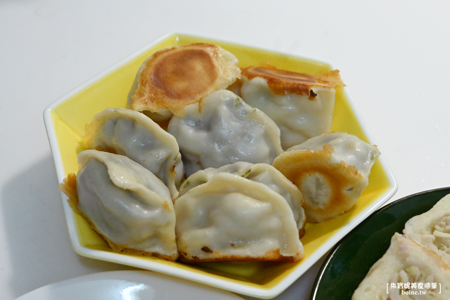 律師傅水煎包｜澄和市場必吃水煎包，高雄人氣排隊銅板美食 @朱寶妮美食隨筆