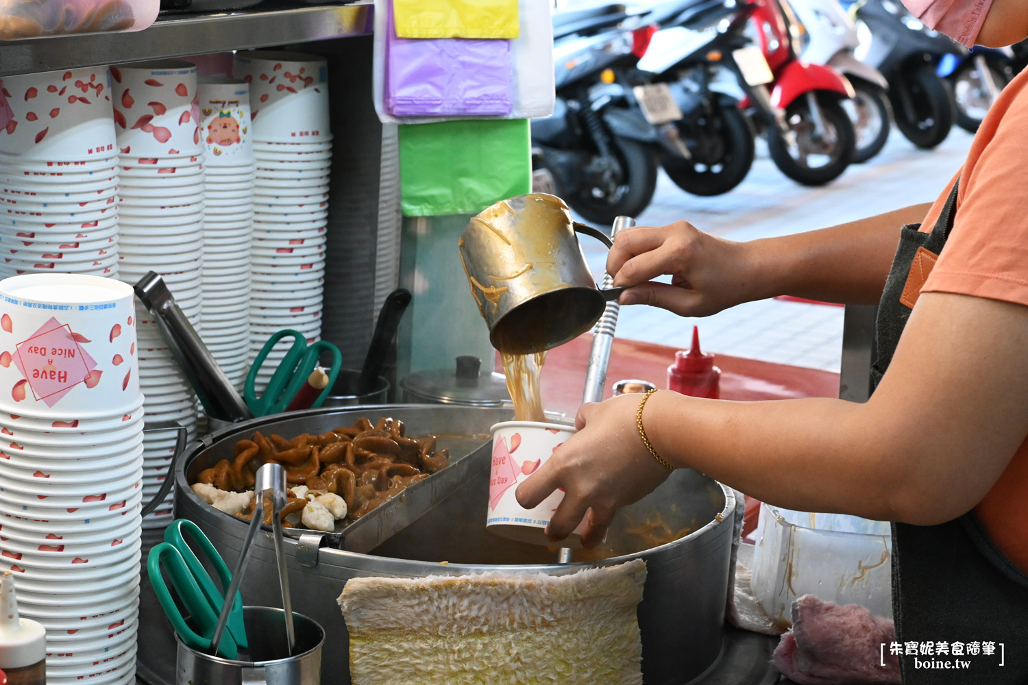 龍華市場紅麵線｜入味軟Ｑ大腸配上手工麵線．左營在地28年必吃小吃 @朱寶妮美食隨筆