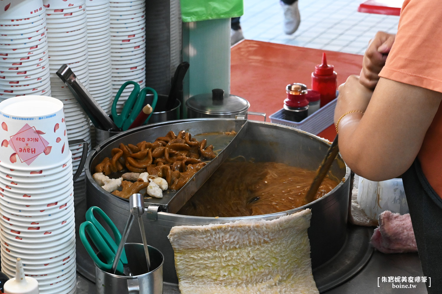 龍華市場紅麵線｜入味軟Ｑ大腸配上手工麵線．左營在地28年必吃小吃 @朱寶妮美食隨筆