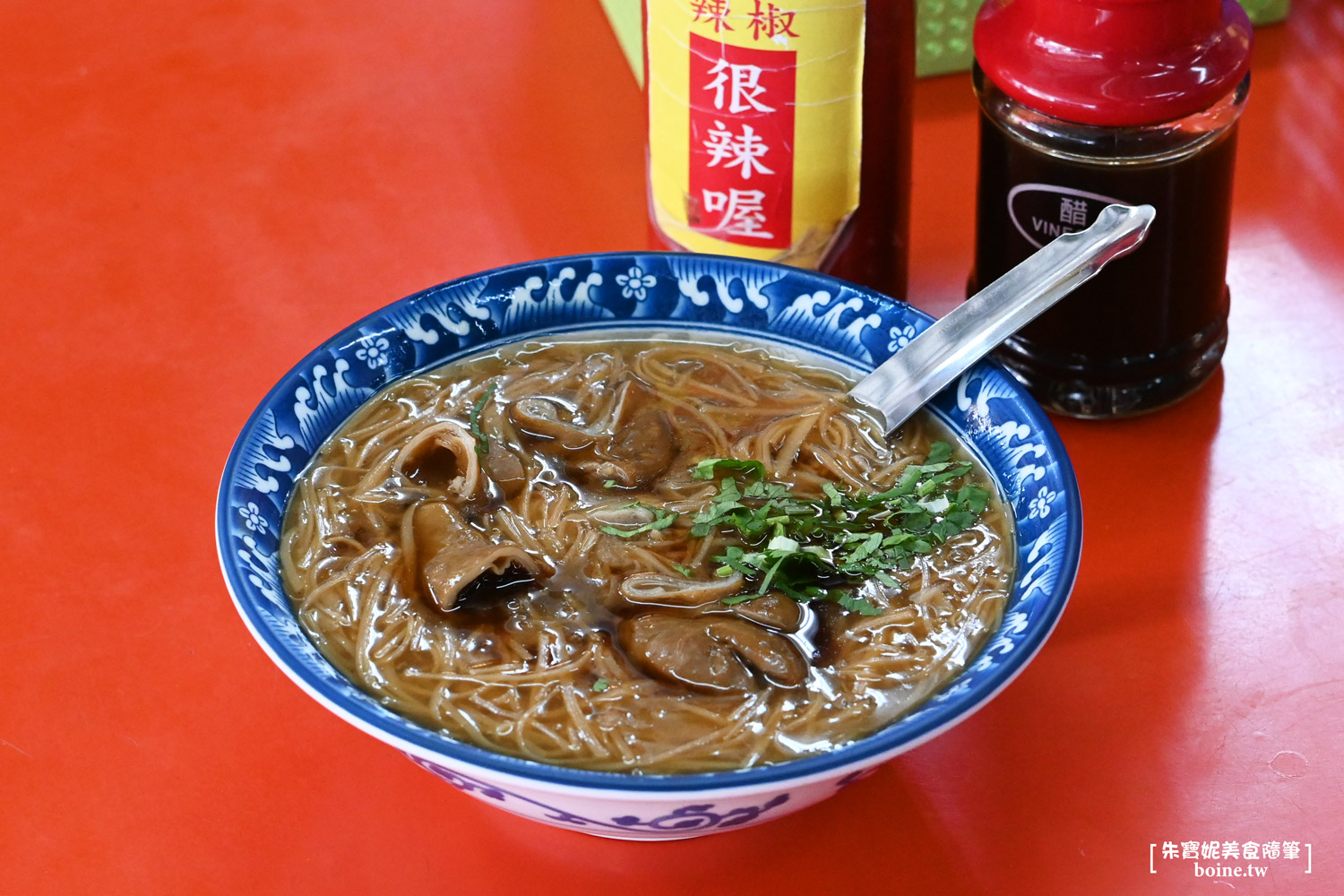 龍華市場紅麵線｜入味軟Ｑ大腸配上手工麵線．左營在地28年必吃小吃 @朱寶妮美食隨筆