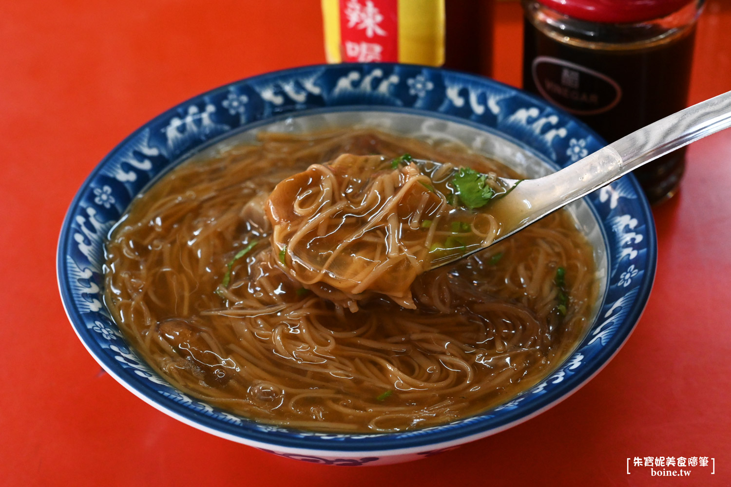 龍華市場紅麵線｜入味軟Ｑ大腸配上手工麵線．左營在地28年必吃小吃 @朱寶妮美食隨筆