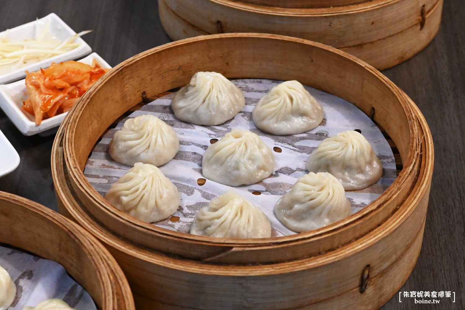 犁園湯包館｜南京復興站排隊美食．經典麵食一次滿足．黃仁勳也吃過 @朱寶妮美食隨筆