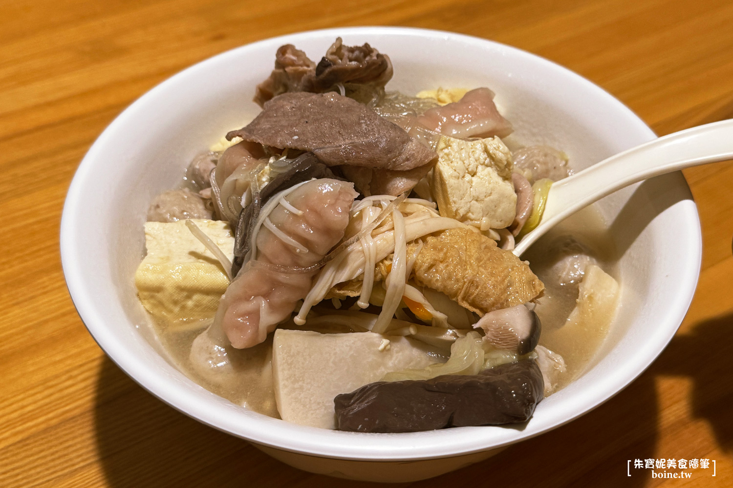 鼎山臭臭鍋｜高雄百元小火鍋推薦．又臭又香的三民區排隊名店 @朱寶妮美食隨筆