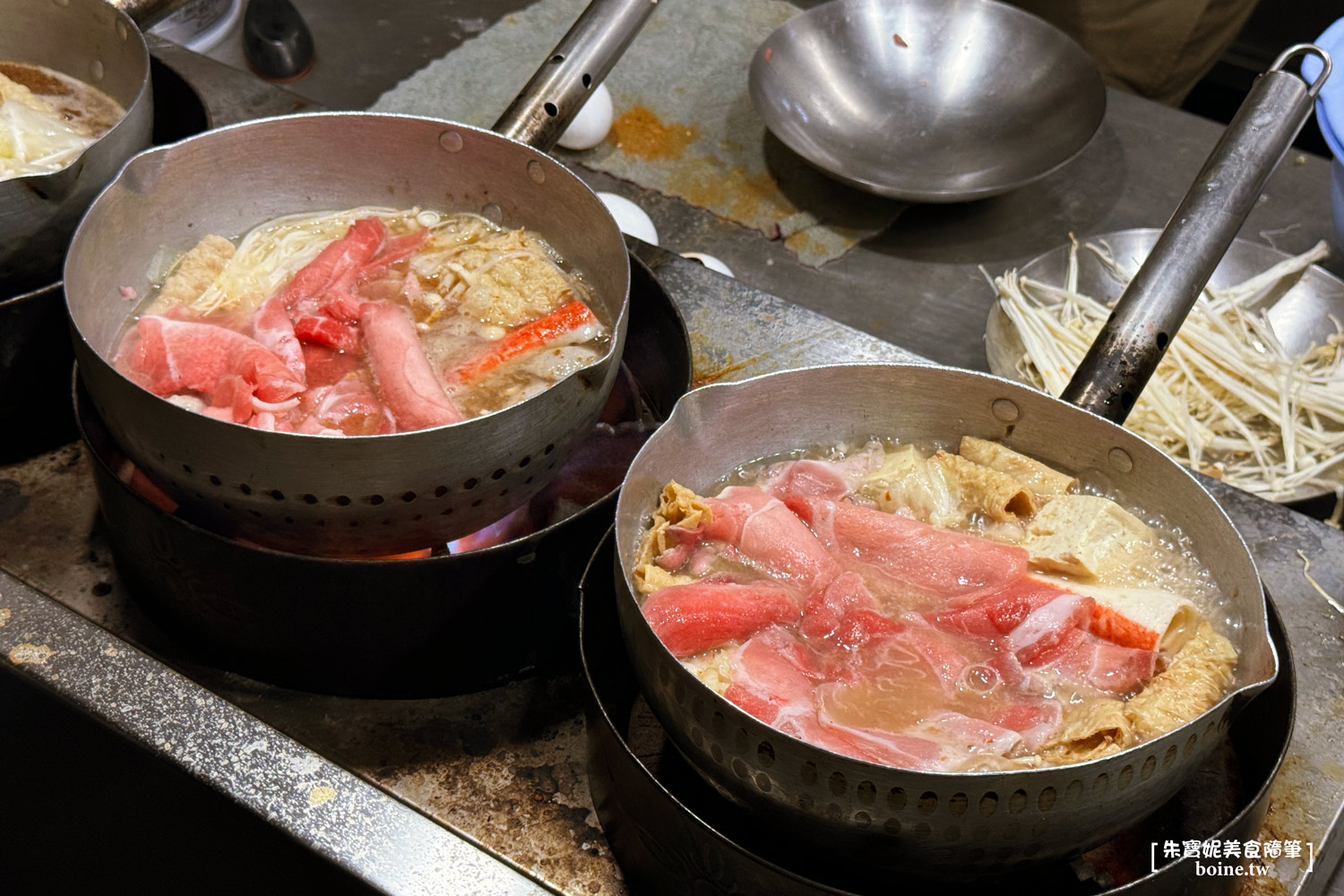 鼎山臭臭鍋｜高雄百元小火鍋推薦．又臭又香的三民區排隊名店 @朱寶妮美食隨筆