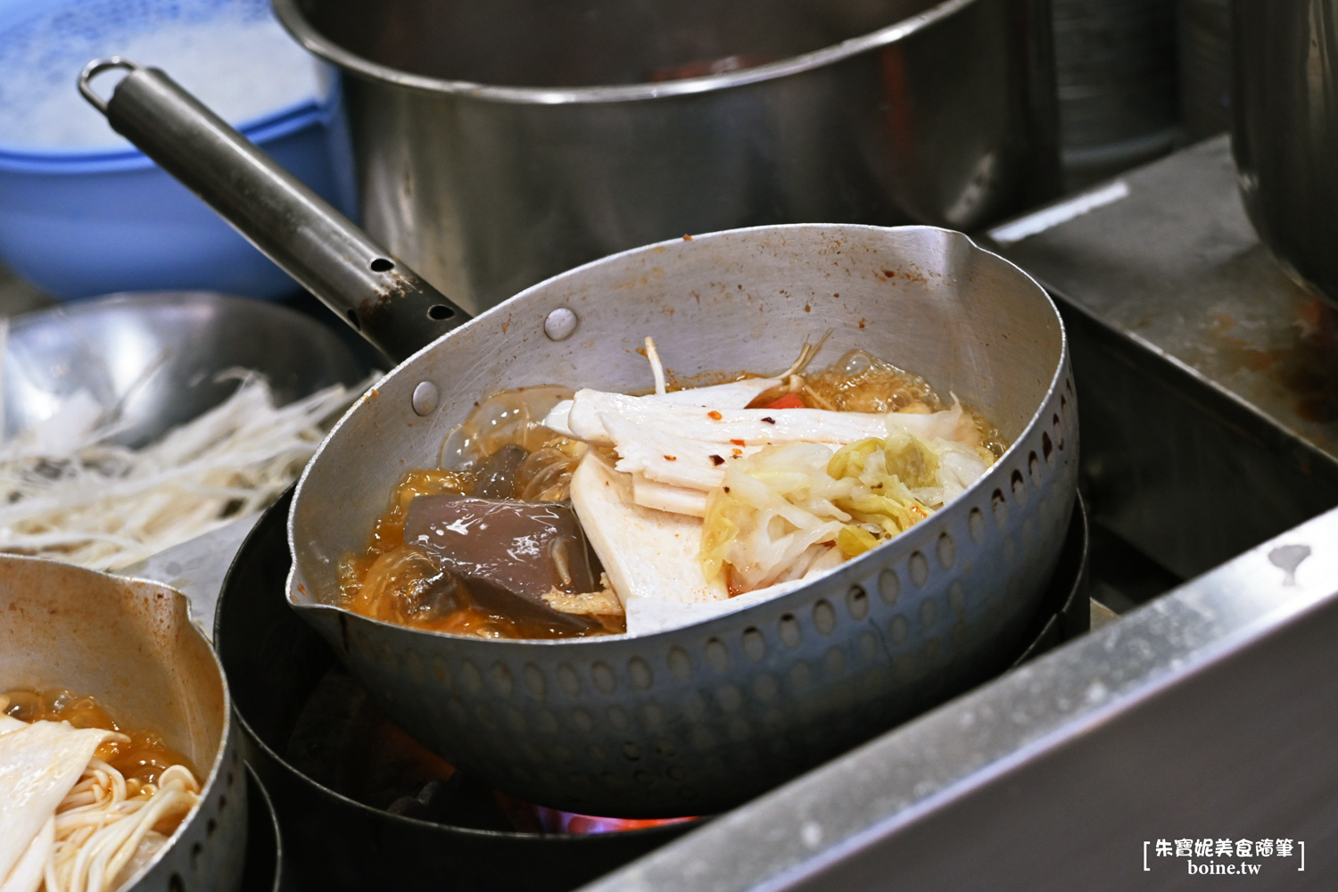 鼎山臭臭鍋｜高雄百元小火鍋推薦．又臭又香的三民區排隊名店 @朱寶妮美食隨筆