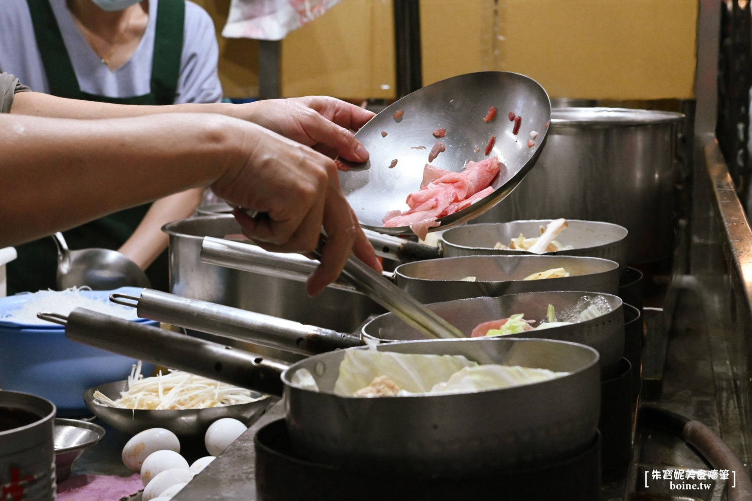鼎山臭臭鍋｜高雄百元小火鍋推薦．又臭又香的三民區排隊名店 @朱寶妮美食隨筆