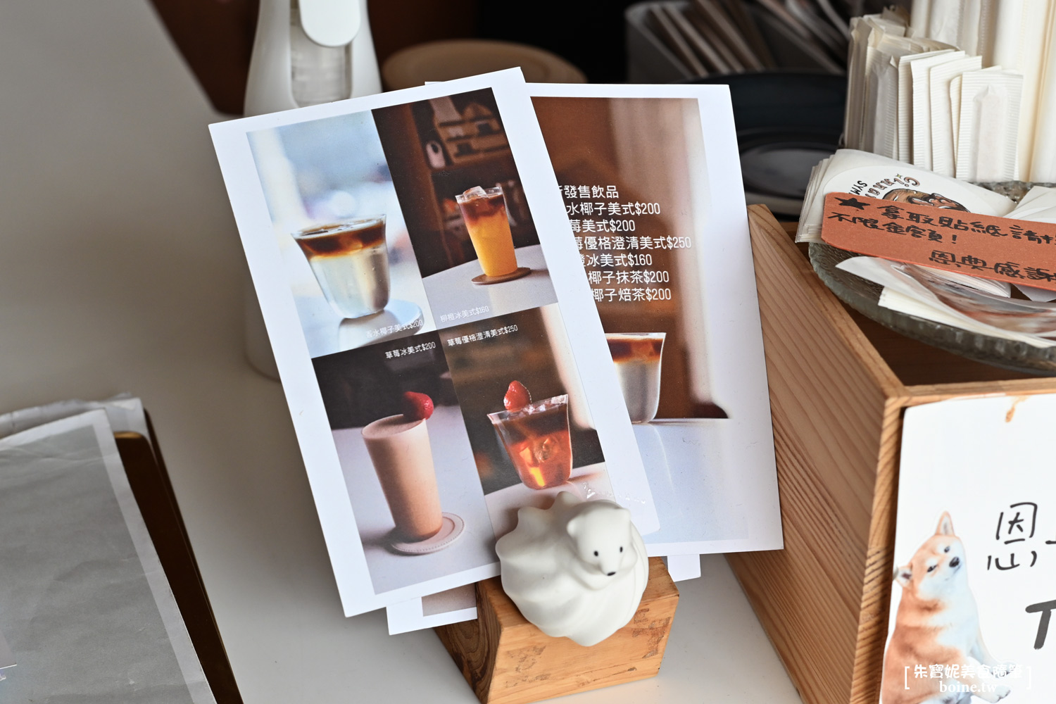 共生Symbiosis caf&eacute;｜光榮碼頭旁的柴犬咖啡廳，高雄肉桂捲推薦 @朱寶妮美食隨筆