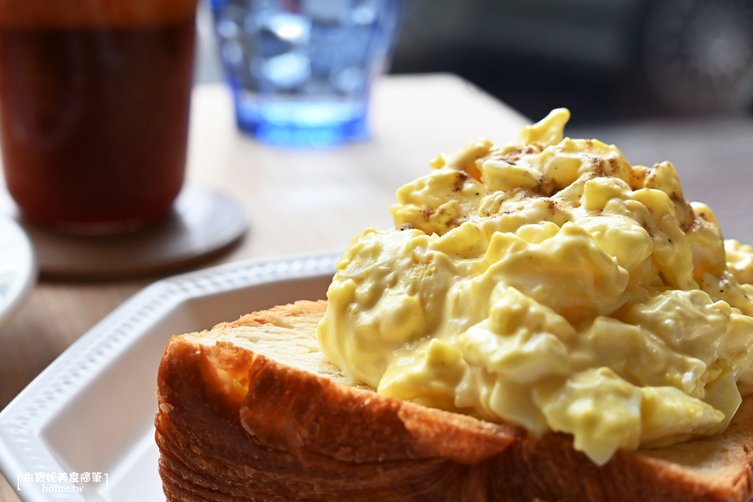 共生Symbiosis caf&eacute;｜光榮碼頭旁的柴犬咖啡廳，高雄肉桂捲推薦 @朱寶妮美食隨筆