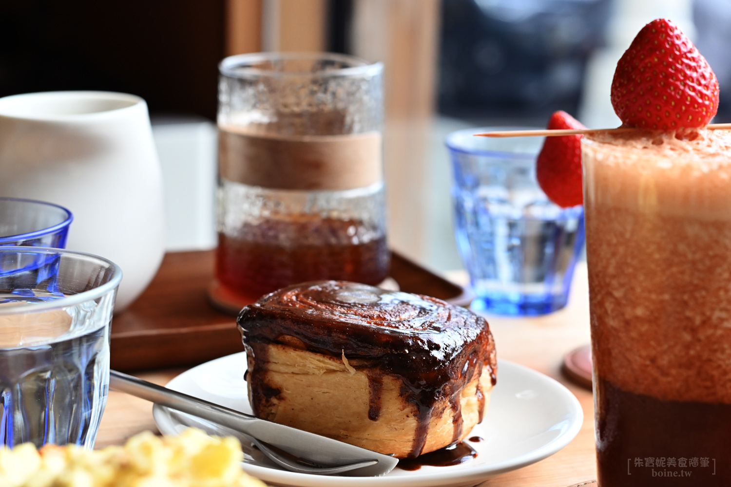 共生Symbiosis caf&eacute;｜光榮碼頭旁的柴犬咖啡廳，高雄肉桂捲推薦 @朱寶妮美食隨筆