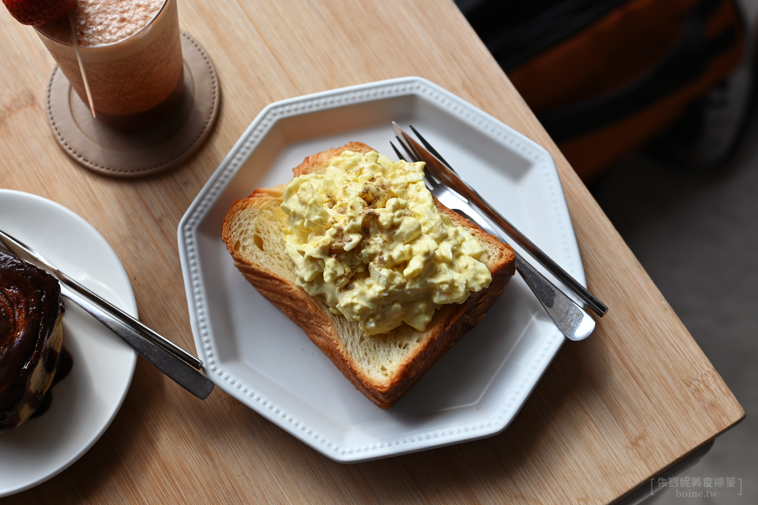 共生Symbiosis café|光榮碼頭旁的柴犬咖啡廳,高雄肉桂捲推薦 @朱寶妮美食隨筆 共生Symbiosis café|光榮碼頭旁的柴犬咖啡廳,高雄肉桂捲推薦 @朱寶妮美食隨筆