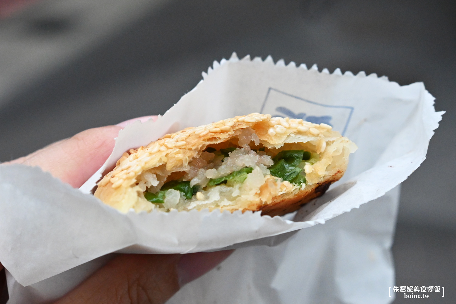 龍門胡椒餅｜炭火烤的胡椒餅香酥多汁．三重排隊美食推薦 @朱寶妮美食隨筆