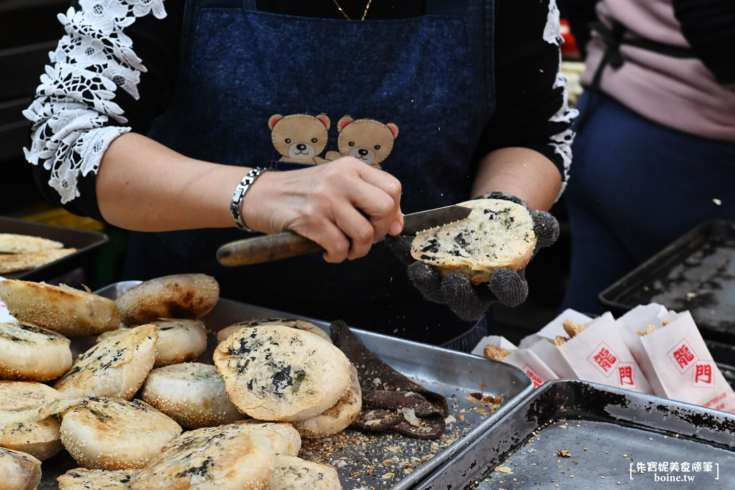 龍門胡椒餅｜炭火烤的胡椒餅香酥多汁．三重排隊美食推薦 @朱寶妮美食隨筆