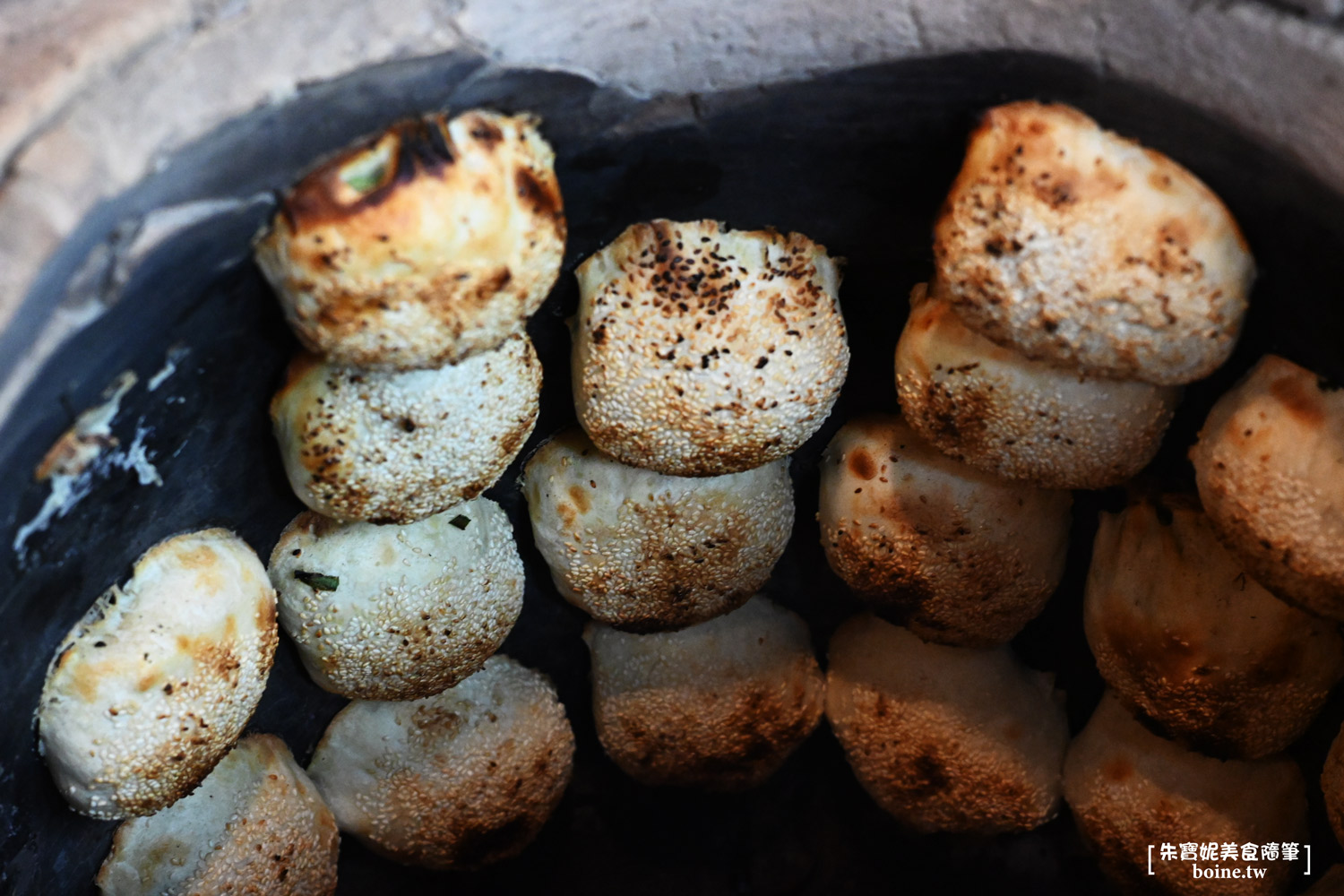 龍門胡椒餅｜炭火烤的胡椒餅香酥多汁．三重排隊美食推薦 @朱寶妮美食隨筆