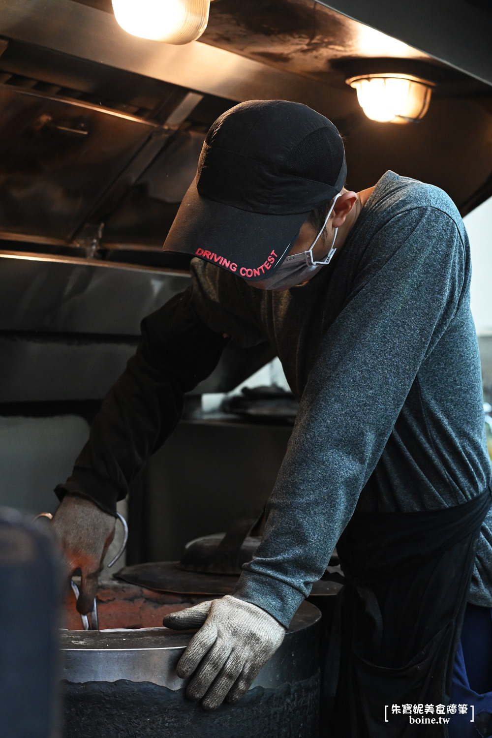 龍門胡椒餅｜炭火烤的胡椒餅香酥多汁．三重排隊美食推薦 @朱寶妮美食隨筆