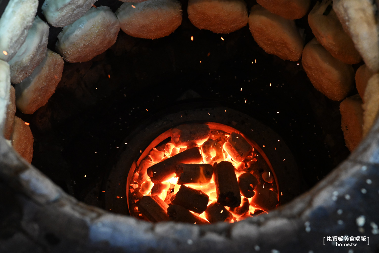 龍門胡椒餅｜炭火烤的胡椒餅香酥多汁．三重排隊美食推薦 @朱寶妮美食隨筆