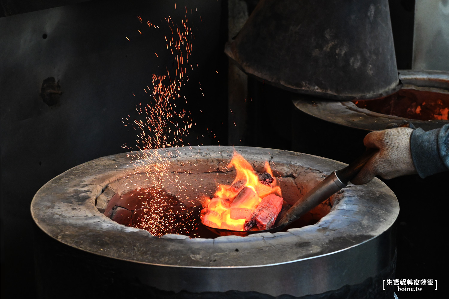 龍門胡椒餅｜炭火烤的胡椒餅香酥多汁．三重排隊美食推薦 @朱寶妮美食隨筆
