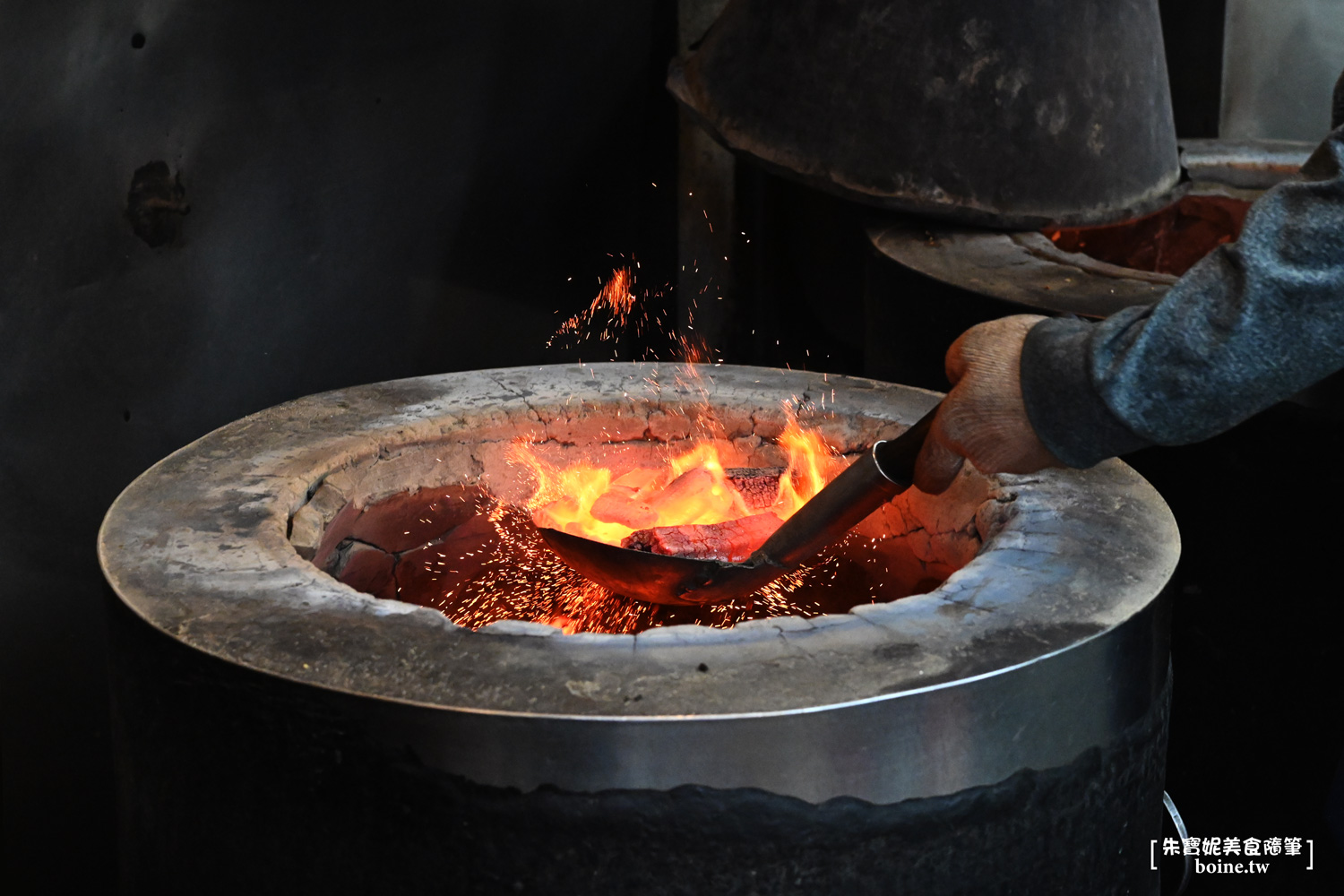 龍門胡椒餅｜炭火烤的胡椒餅香酥多汁．三重排隊美食推薦 @朱寶妮美食隨筆