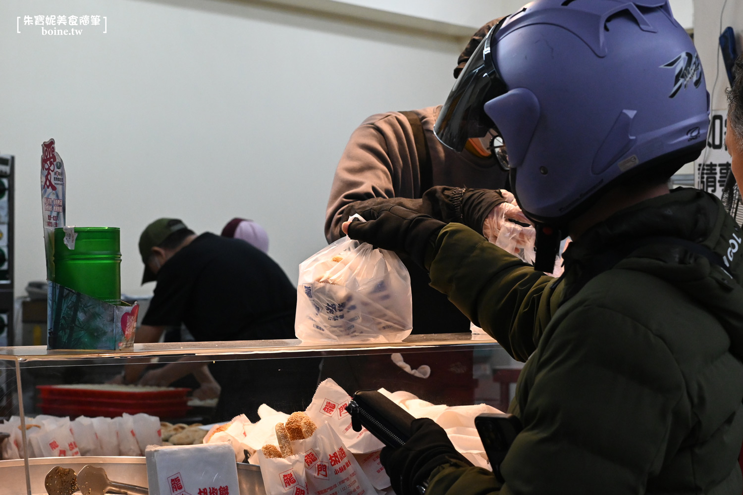 龍門胡椒餅｜炭火烤的胡椒餅香酥多汁．三重排隊美食推薦 @朱寶妮美食隨筆
